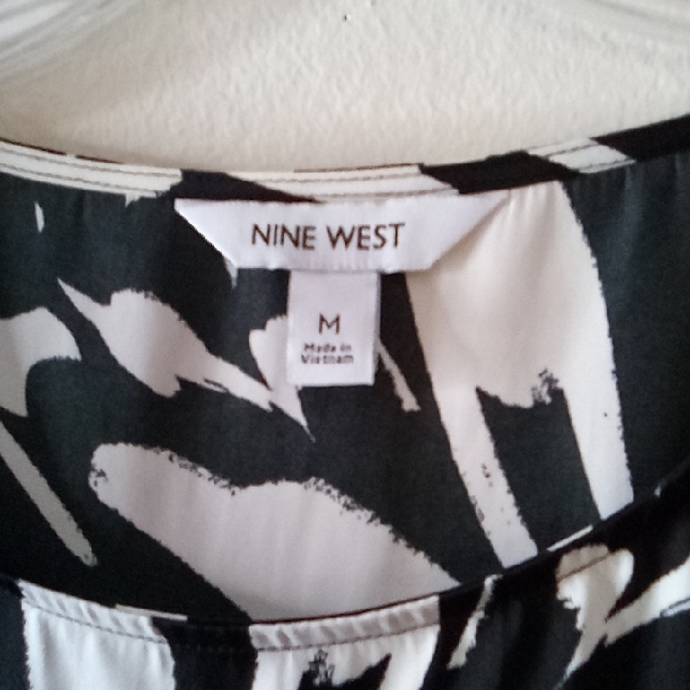Nine West Black and White Floral Short Sleeve Blouse - Picture 5 of 6